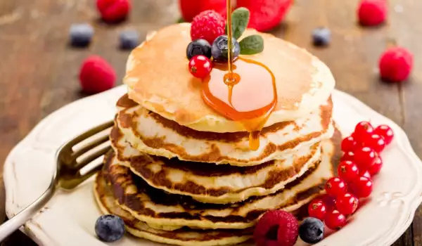 Amerikanische Pfannkuchen mit Ahornsirup