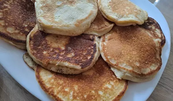 Amerikanische Pfannkuchen mit frischer Milch