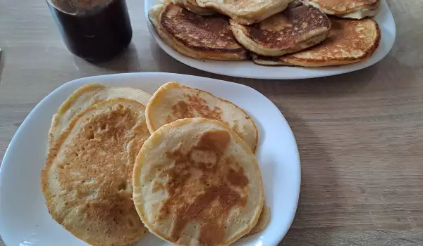 Amerikanische Pfannkuchen mit frischer Milch