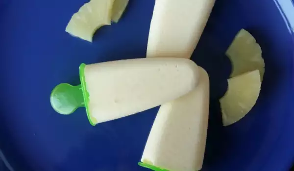 Ananas Eis in Förmchen