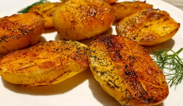 Appetitliche frische Kartoffeln im Ofen
