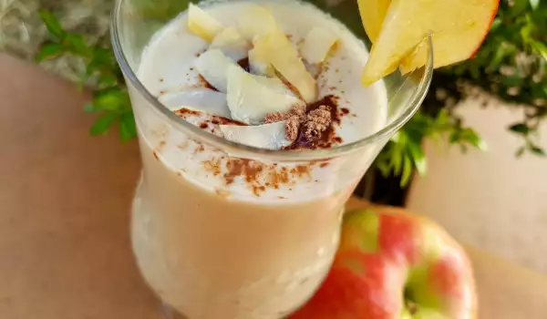 Protein Smoothie mit Apfel, Kokosnuss und Haferflocken