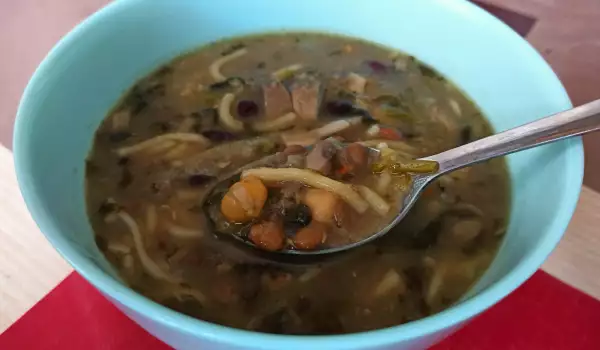 Arabische Suppe Ash Reshteh mit Kichererbsen und Spinat