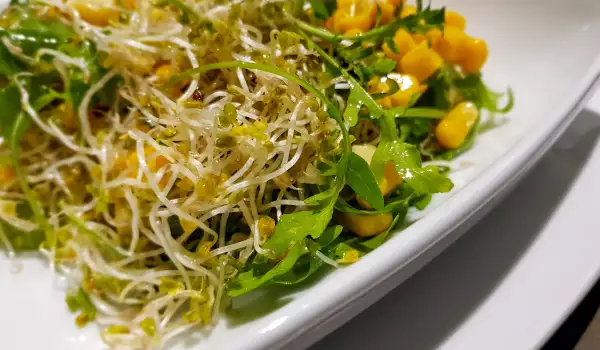Salat mit Mais, Stiele vom Brokkoli und Cheddar
