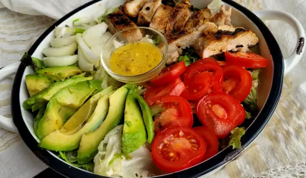 Salat mit Avocado und Hähnchen