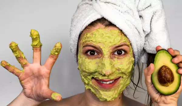 Gesichtsmaske mit Avocado
