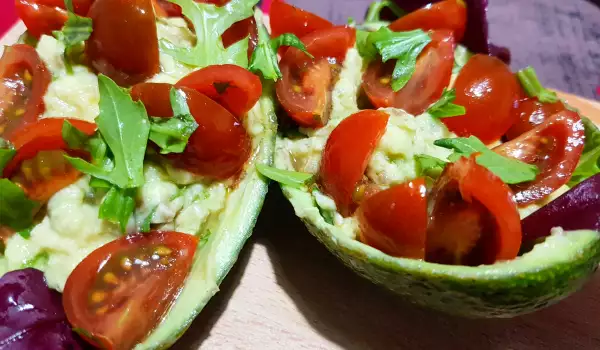 Spezialsalat mit Avocado und Cherrytomaten