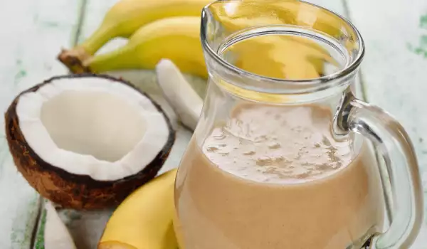 Smoothie mit Kokosmilch und Banane