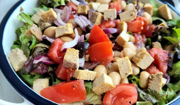 Salat mit weißen Bohnen und Tofu