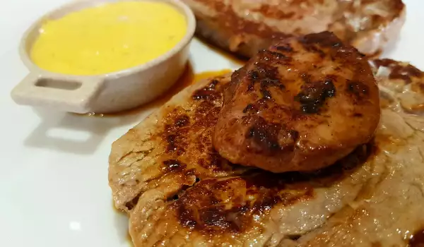 Kalbsfilet mit Gänseleber und Soße Bearnaise