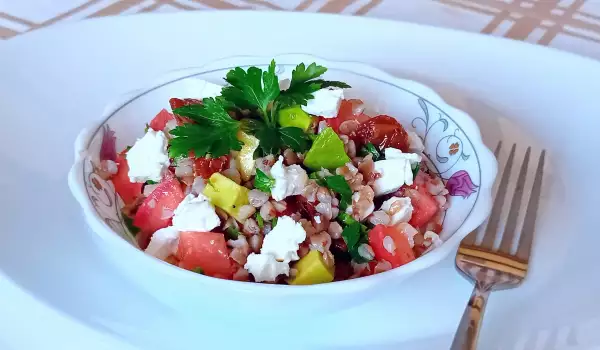 Glutenfreier Salat mit Buchweizen und Tomaten