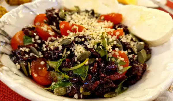 Salat aus schwarzem Reis, Cherrytomaten und Basilikum