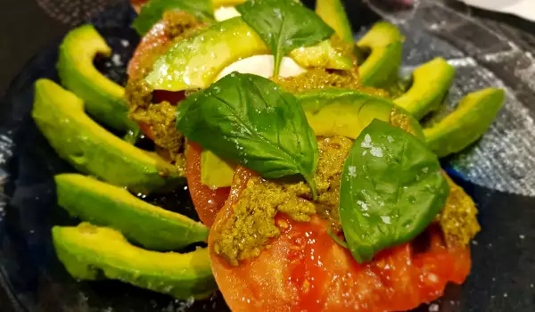 Reichhaltiger Caprese Salat mit Avocado