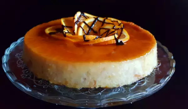 Leichter Pudding aus Brot mit Orangengeschmack