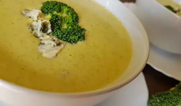 Brokkolisuppe mit Gorgonzola und Sahne