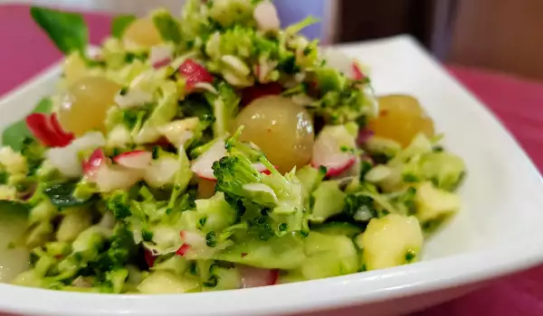 Salat mit Brokkoli und Weintrauben