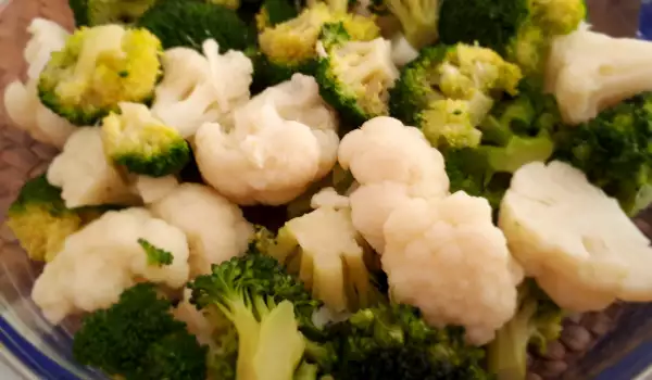 Brokkoli und Blumenkohl mit Béchamelsoße im Ofen
