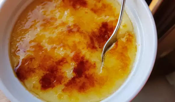 Gekochte Crème Brûlée mit Vanille und ganzen Eier