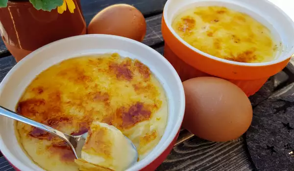 Gekochte Crème Brûlée mit Vanille und ganzen Eier