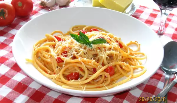 Bucatini mit Tomatensoße, Cherrytomaten und Parmesan