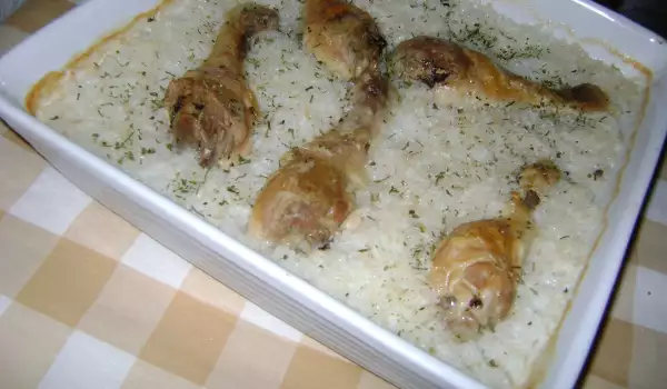 Hähnchenschenkel mit weißem Reis im Ofen