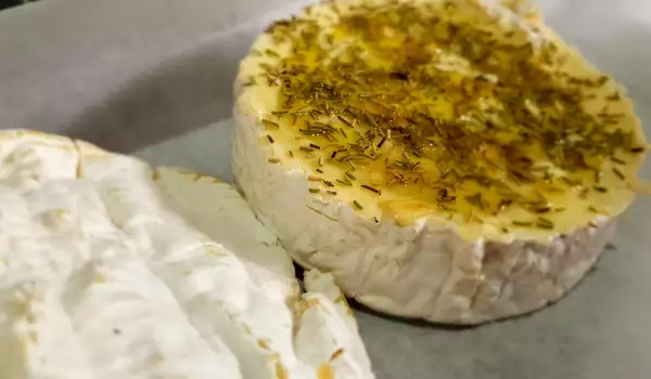 Camembert im Ofen mit Knoblauch, Rosmarin und Walnüssen