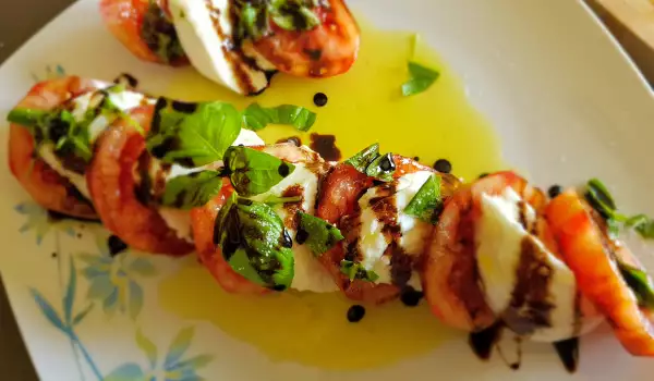 Caprese mit frischem Basilikum und hausgemachter Balsamico Reduktion