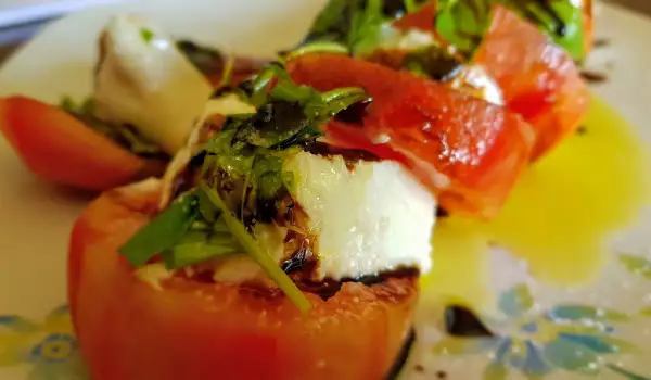 Caprese mit frischem Basilikum und hausgemachter Balsamico Reduktion