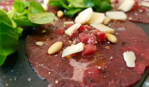 Rindfleisch Carpaccio mit Jamón, Parmesan und Babyspinat