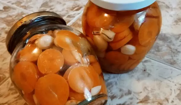 Eingelegte Karotten mit Knoblauch in Gläser