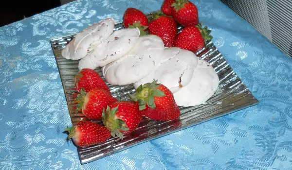 Baiserküsse mit Schokolade und Walnüssen, garniert mit Erdbeeren
