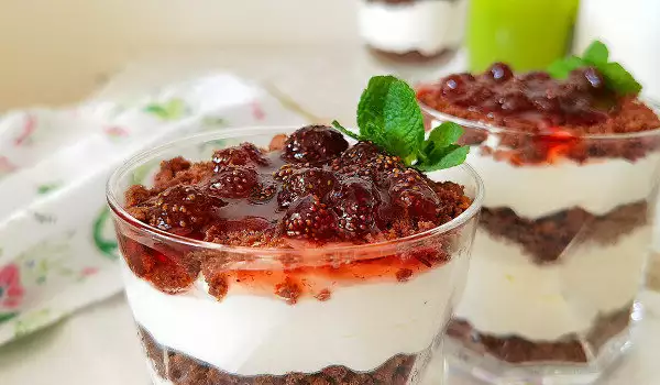 Cheesecake mit Marmelade in Gläsern