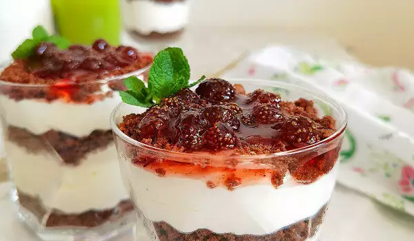 Cheesecake mit Marmelade in Gläsern