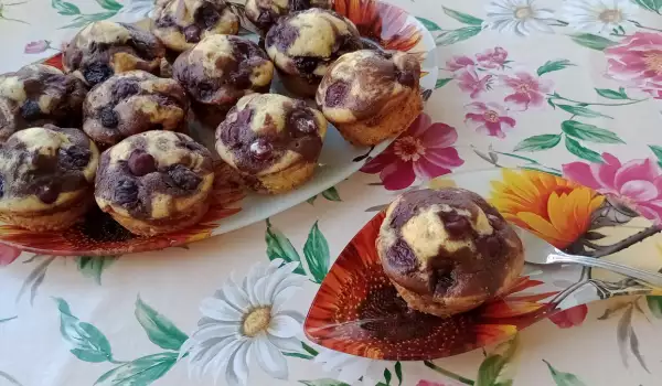Kakaomuffins mit Kirschen