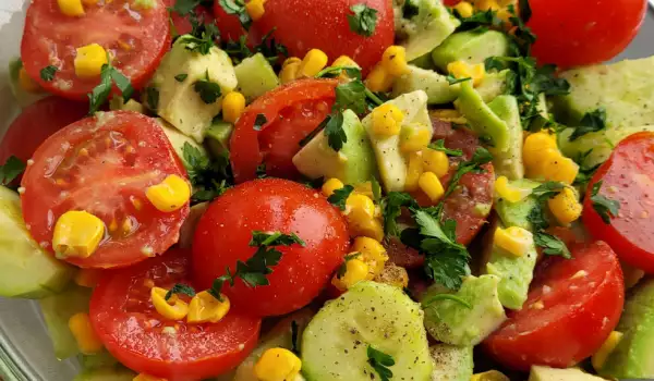 Salat mit Cherrytomaten und Avocad