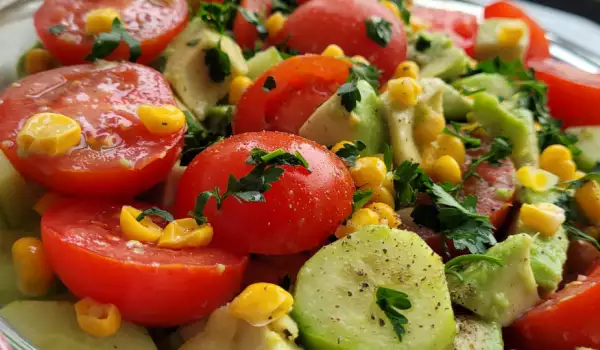 Salat mit Cherrytomaten und Avocad