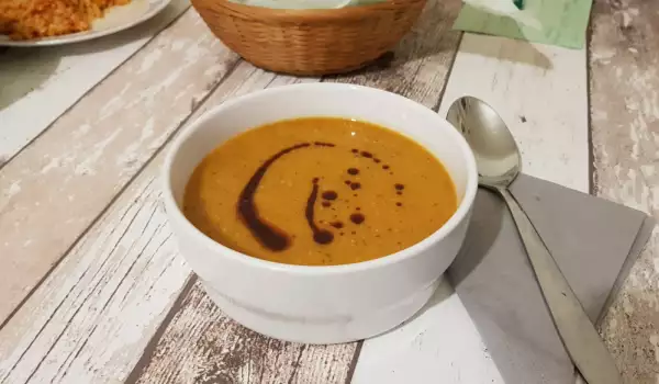 Türkische Cremesuppe aus roten Linsen