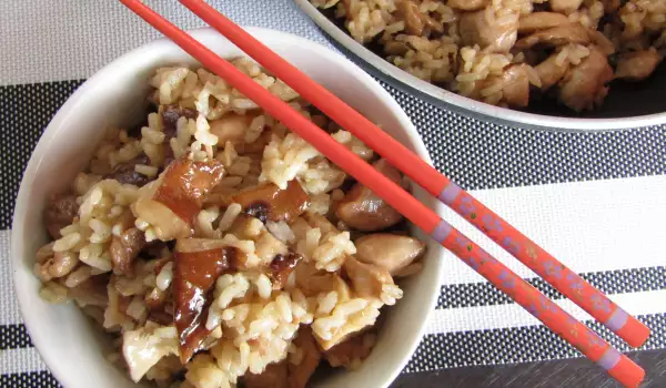 Chinesisches Hähnchen mit Reis und Shiitake Pilzen