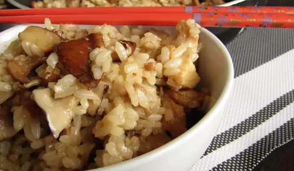 Chinesisches Hähnchen mit Reis und Shiitake Pilzen