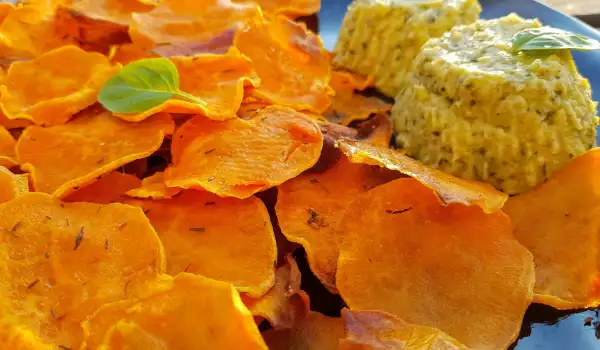 Süßkartoffelchips mit Zucchinipaste