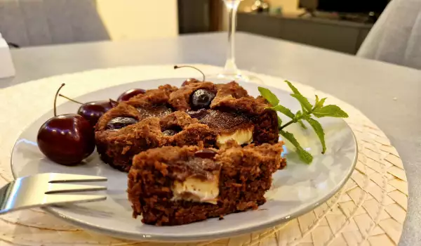 Dessert aus Schokolade und Kirschen für Verliebte