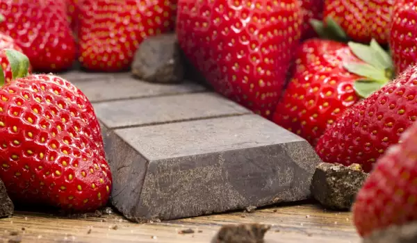 Wie macht man Erdbeeren mit Schokoüberzug?