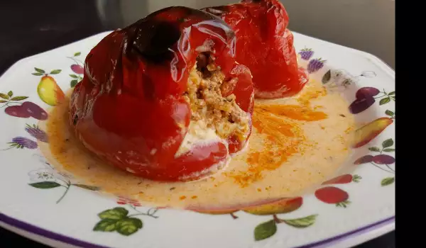 Gefüllte Paprika mit Soße