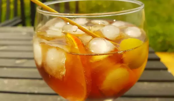 Cocktail mit Wermut und Rum