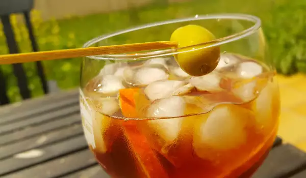 Cocktail mit Gin und Wermut