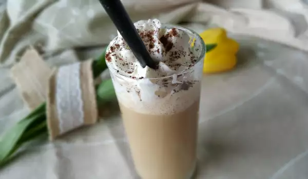 Kakao Frappé mit Rum und Sahne