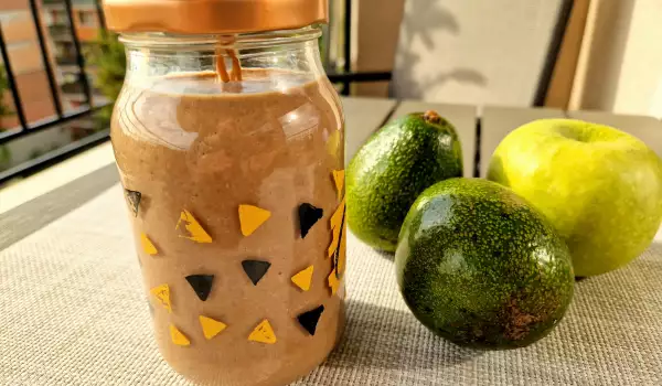 Kakao Smoothie mit Avocado, Banane und Apfel