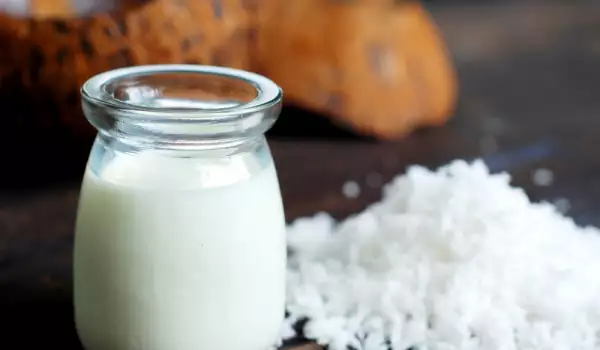 Kokosmilch und geriebene Kokosnuss