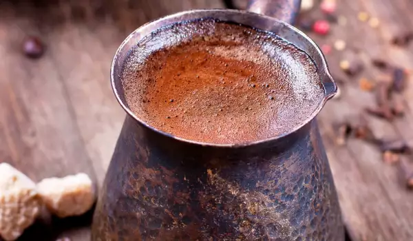 Wie brüht man türkischen Kaffee auf?