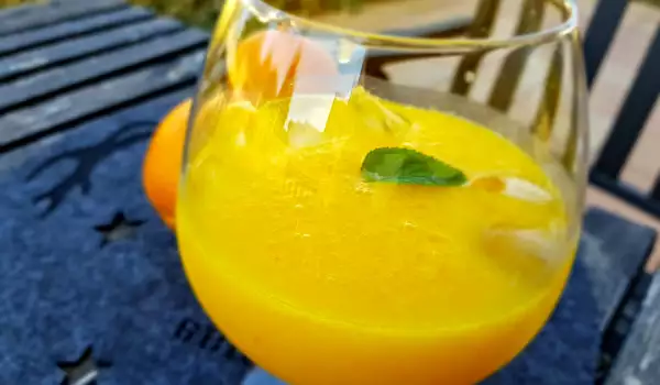 Eiskalter Orangencocktail mit Cointreau